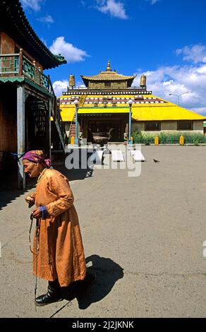 Mongolei. Ulaanbaatar. Porträt einer alten Frau im Kloster Gandantegchinlen (Gandan), einem Kloster im tibetischen Stil in der mongolischen Hauptstadt Ulaa Stockfoto