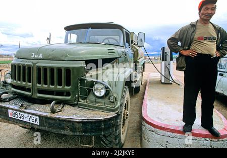 Mongolei. Ein großer sowjetischer LKW an der Tankstelle Stockfoto