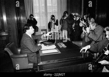 Der Schatzkanzler, Nigel Lawson, in der Downing Street Nr. 11, London. 10.. März 1988. Stockfoto