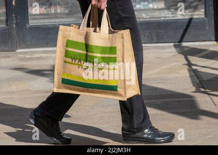 Waitrose & Partners – Warenträger im Jutestil, Käufer mit 100 % recycelten, wiederverwendbaren, umweltfreundlichen Einkaufstaschen für Life, Preston, Lancashire, Großbritannien Stockfoto