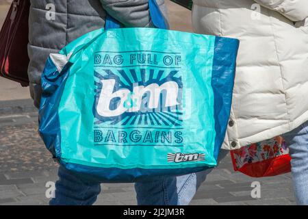 Tasche voll von B&M BM B und M Home Store und Gartencenter Shop, Shopper, Shopping : 100% recycelter Kunststoff wiederverwendbare Shopping Bags for Life, Preston, Lancashire, UK Stockfoto