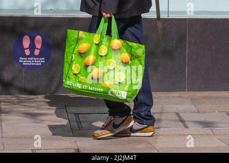 Grüne ASDA-Zitronenobsttasche, Geschäfte, Käufer, Bring it Home Einkaufsträger: Wiederverwendbare Einkaufstaschen aus 100 % recyceltem Kunststoff für das Leben, Preston, Lancashire, Großbritannien Stockfoto