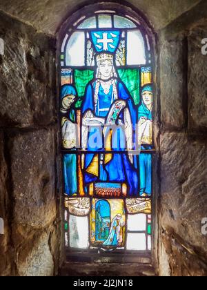 Ein 1922 Buntglasfenster von Douglas Strachan, das St. Margaret, Königin von Schottland, in der St. Margaret's Chapel im Edinburgh Castle darstellt. Stockfoto