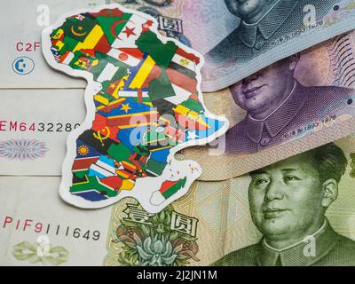 afrikanische Landkarte mit Flaggen auf chinesischen Yuan-Scheinen, Gürtel und Straßeninvestitionskonzept Stockfoto