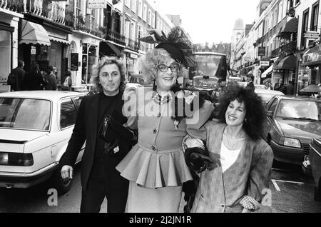 Barry Humphries in der Rolle der Dame Edna Everage mit den Designern David und Elizabeth Emanuel. Dame Edna trägt eines ihrer Designs. 25.. März 1988. Stockfoto