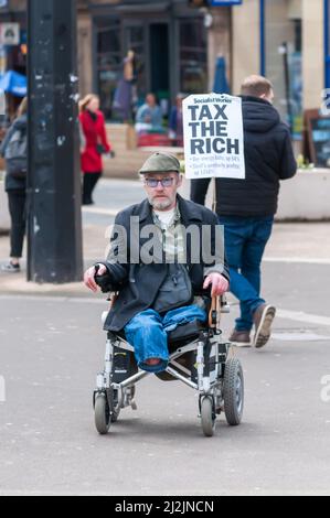 Glasgow, Schottland, Großbritannien. 2.. April 2022. Aktivisten versammeln sich auf dem George Square, um gegen die steigenden Lebenshaltungskosten zu protestieren. Kredit: Skully/Alamy Live Nachrichten Stockfoto