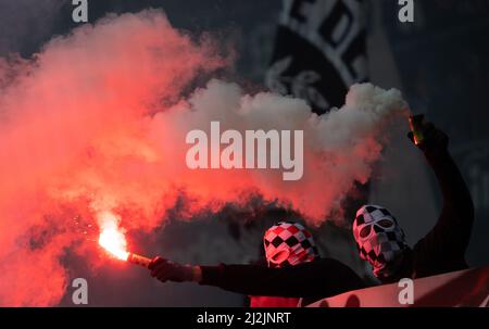 02. April 2022, Hessen, Frankfurt/Main: Fußball: Bundesliga, Eintracht Frankfurt - SpVgg Greuther Fürth, Matchday 28, Deutsche Bank Park. Fans im Nordwestkurve zünden ein Feuerwerk an. Foto: Sebastian Gollnow/dpa - WICHTIGER HINWEIS: Gemäß den Anforderungen der DFL Deutsche Fußball Liga und des DFB Deutscher Fußball-Bund ist es untersagt, im Stadion und/oder vom Spiel aufgenommene Fotos in Form von Sequenzbildern und/oder videoähnlichen Fotoserien zu verwenden oder zu verwenden. Stockfoto