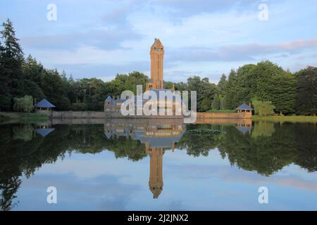 Spiegelung von Jachthuis Sint Hubertus erbaut 1915 in der Hoge Veluwe, Niederlande Stockfoto