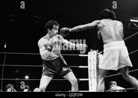 Barry McGuigans Comeback-Kampf gegen Nicky Perez, Alexandra Pavillion, London.Dies war McGuigans erster Kampf, nachdem er seinen WBA-Titel an Steve Cruz verloren hatte. McGuigan gewann durch KO in Runde vier. (Das Bild zeigt) Kampfaktion. 4.. April 1988. Stockfoto