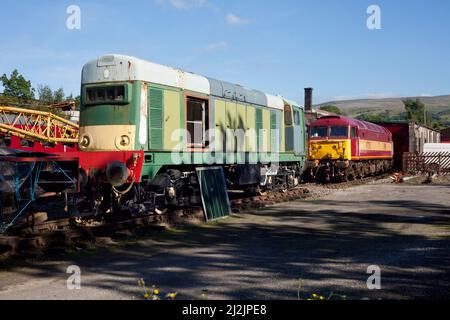 29/09/2013 Kirkby Stephen East (Stainmore-Eisenbahn) hat die Diesellokomotive der Baureihe 20 20169 mit der Baureihe 47 47785 erhalten Stockfoto