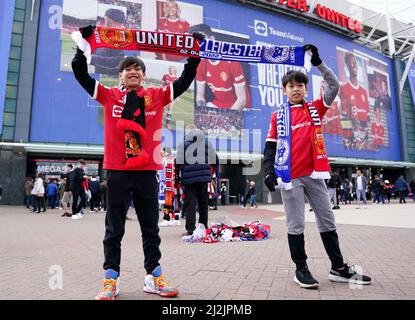 Fans von Manchester United halten vor dem Premier League-Spiel in Old Trafford, Manchester, halbhalbe Schals hoch. Bilddatum: Samstag, 2. April 2022. Stockfoto