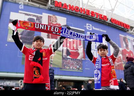 Fans von Manchester United halten vor dem Premier League-Spiel in Old Trafford, Manchester, halbhalbe Schals hoch. Bilddatum: Samstag, 2. April 2022. Stockfoto