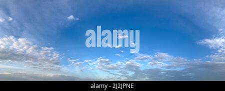 Panorama des blauen Himmels mit weißen Wolken Stockfoto