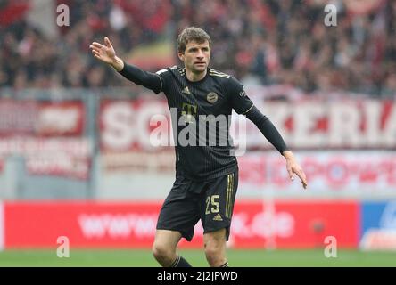 Freiburg, Deutschland. 02. Apr, 2022. firo 1.Bundesliga. 2021/2022 Fußball: Fuvuball: 04/02/2022 SC Freiburg - FC Bayern Mvºnchen München Thomas Mvºller, Halbfigur, Geste Credit: dpa/Alamy Live News Stockfoto