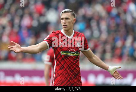 Freiburg, Deutschland. 02. Apr, 2022. firo 1.Bundesliga. 2021/2022 Fußball: Fuvuball: 04/02/2022 SC Freiburg - FC Bayern Mvºnchen München Nico Schlotterbeck, Halbfigur, Geste Credit: dpa/Alamy Live News Stockfoto