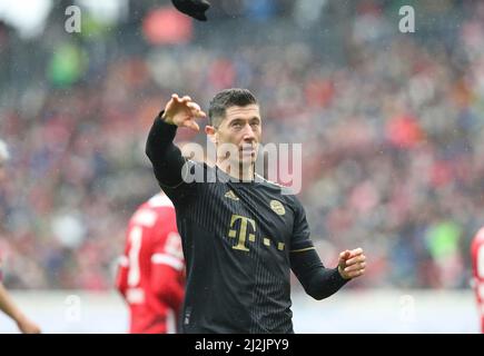Freiburg, Deutschland. 02. Apr, 2022. firo 1.Bundesliga. 2021/2022 Fußball: Fuvuball: 04/02/2022 SC Freiburg - FC Bayern Mvºnchen München Robert Lewandowski, Halbfigur, Geste Credit: dpa/Alamy Live News Stockfoto