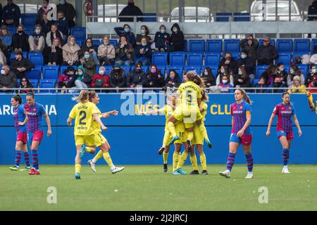 Barcelona, Spanien. 02. April 2022. Die Spieler von Villarreal CF feiern ein Tor beim Primera Iberdrola-Spiel zwischen dem FC Barcelona Femeni und Villarreal CF Femenino im Johan Cruyff Stadium. Endergebnis; FC Barcelona Femeni 6:1 Villarreal CF Femenino. Kredit: SOPA Images Limited/Alamy Live Nachrichten Stockfoto