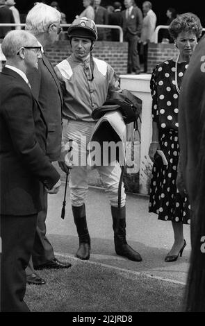 Der amerikanische Jockey Steve Cauthen spricht im Fahrerlager mit dem Besitzer im Kempton Park, Juli 1987 Stockfoto