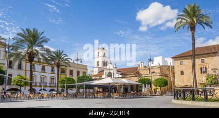 Restaurant vor der Kathedrale Santa Maria in Merida, Spanien Stockfoto