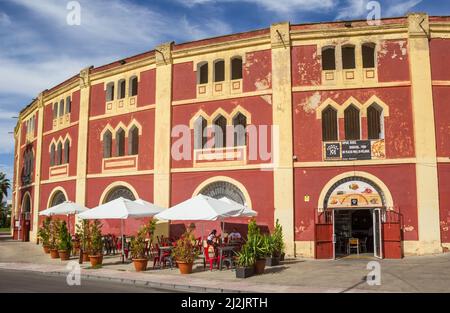Restaurant vor der historischen Stierkampfarena von Merida, Spanien Stockfoto