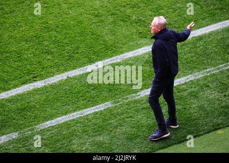 Freiburg Im Breisgau, Deutschland. 02. April 2022. Fußball: Bundesliga, SC Freiburg - Bayern München, Matchday 28, Europa-Park Stadion: Freiburger Trainer Christian Streich ist am Rande. Quelle: Philipp von Ditfurth/dpa - WICHTIGER HINWEIS: Gemäß den Anforderungen der DFL Deutsche Fußball Liga und des DFB Deutscher Fußball-Bund ist es untersagt, im Stadion und/oder vom Spiel aufgenommene Fotos in Form von Sequenzbildern und/oder videoähnlichen Fotoserien zu verwenden oder zu verwenden./dpa/Alamy Live News Stockfoto