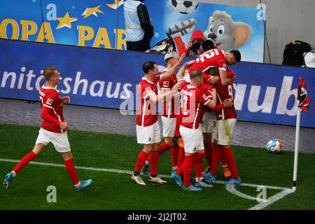 Freiburg Im Breisgau, Deutschland. 02. April 2022. Fußball: Bundesliga, SC Freiburg - Bayern München, Matchday 28, Europa-Park Stadion: Die Spieler des SC Freiburg feiern das Ziel, 1:1 zu erreichen. Quelle: Philipp von Ditfurth/dpa - WICHTIGER HINWEIS: Gemäß den Anforderungen der DFL Deutsche Fußball Liga und des DFB Deutscher Fußball-Bund ist es untersagt, im Stadion und/oder vom Spiel aufgenommene Fotos in Form von Sequenzbildern und/oder videoähnlichen Fotoserien zu verwenden oder zu verwenden./dpa/Alamy Live News Stockfoto