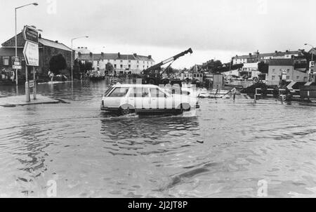 Großer Sturm von 1987, unser Bild zeigt ... Hochwasser um Kran nach großem Sturm von 1987, Wales, 18.. Oktober 1987. Stockfoto