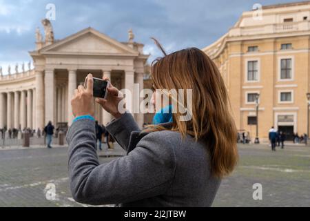 Nahaufnahme einer hübschen kaukasischen Frau, die mit ihrem Mobiltelefon in Rom-Italien ein Foto gemacht hat Stockfoto