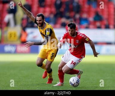 Adam Jackson von Lincoln City (links) und Conor Washington von Charlton Athletic kämpfen während des Sky Bet League One-Spiels im Londoner Valley um den Ball. Bilddatum: Samstag, 2. April 2022. Stockfoto