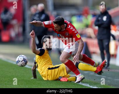 Adam Jackson von Lincoln City (links) und Conor Washington von Charlton Athletic kämpfen während des Sky Bet League One-Spiels im Londoner Valley um den Ball. Bilddatum: Samstag, 2. April 2022. Stockfoto