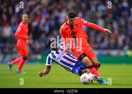 Milot Rashica (rechts) von Norwich City wird von Brighton und Tariq Lamptey von Hove Albion während des Premier League-Spiels im AMEX-Stadion in Brighton angegangen. Bilddatum: Samstag, 2. April 2022. Stockfoto