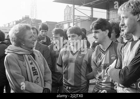 Margaret Thatcher PM, Visits Valley Parade, Heimstadion des Bradford City Football Club, Freitag, 20.. Februar 1987. Der Premierminister inspizierte die Sanierung des Valley Parade Ground, die nach einem verheerenden Brand am Samstag, dem 11.. Mai 1985, erforderlich war, bei dem 56 Menschen ums Leben kamen und mindestens 265 weitere verletzt wurden. Unser Bild zeigt ... Die Premierministerin Margaret Thatcher trifft auf die Spieler John Hendry und David Evans. Stockfoto