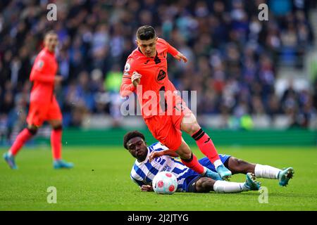 Milot Rashica (rechts) von Norwich City wird von Brighton und Tariq Lamptey von Hove Albion während des Premier League-Spiels im AMEX-Stadion in Brighton angegangen. Bilddatum: Samstag, 2. April 2022. Stockfoto