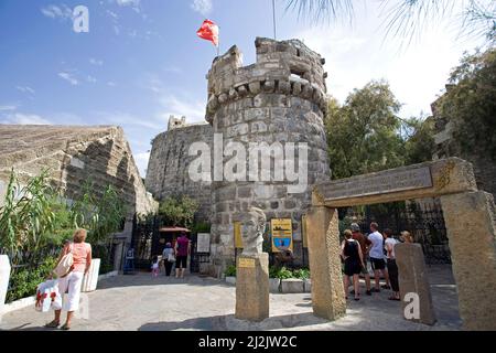 Schloss von Bodrum oder Schloss St. Peter, UNESCO-Weltkulturerbe und Wahrzeichen von Bodrum, Eingang des Museums Unterwasserarchäologie, Bodrum, Türkei Stockfoto