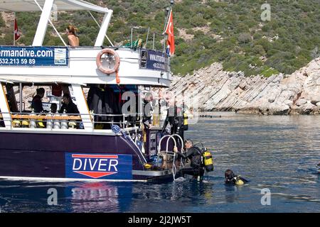 Taucher am Ledder des Tauchbootes Emandive, Bodrum, Türkei, Mittelmeer Stockfoto