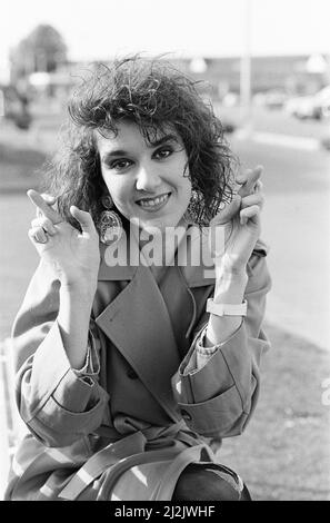 Celine Dion, kanadische Sängerin im Alter von 20 Jahren, die die Schweiz vertritt, wird ihren Song, Ne partiz pas sans moi (Don't Leave Without Me), beim jährlichen Eurovision Song Contest 33. 1988, der am Freitag, dem 29.. April 1988, in Dublin, Irland, stattfindet, aufführen. Celine Dion gewann den Wettbewerb und sang ihr Lied in französischer Sprache. Stockfoto