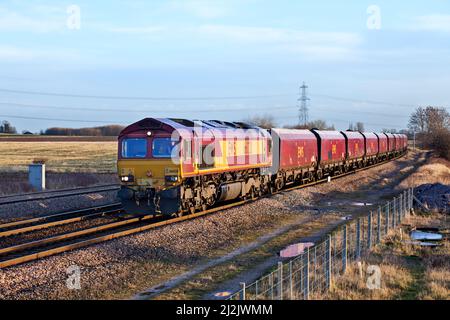 Eine DB-Güterzuglokomotive der Baureihe 66 66020, die Burton Salmon mit einem Güterzug aus beladenem Merry-Go-Kohle-HTA-Trichtern passiert Stockfoto