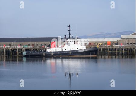 Das Schiff liegt an Docks und wartet auf Passagiere und Güter für den Transport Stockfoto