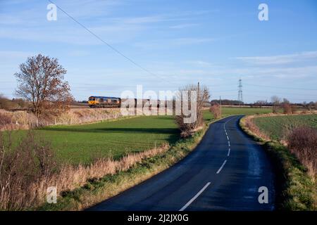 GB Railfreight Lok der Baureihe 66 66738 fährt mit einem kohlebeförderten, fröhlichen Rundgüterzug am Burton Salmon vorbei Stockfoto