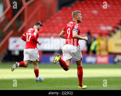 Charlton Athletic feiert Jayden Stockley, nachdem er im Sky Bet League One-Spiel im The Valley, London, das erste Tor des Spiels seiner Seite erzielt hat. Bilddatum: Samstag, 2. April 2022. Stockfoto