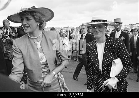 Ihre Königliche Hoheit Prinzessin Diana, die Prinzessin von Wales, (links) und Ihre Königliche Hoheit, die Herzogin von York, Sarah Ferguson, genießen den Tag im Epsom Derby, Epsom, Surrey, England. Bild aufgenommen am 3.. Juni 1987 Stockfoto