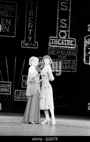 Jill Gascoine spielt als Dorothy Brock im West End Musical 42. Street, das im April 1987 im Theatre Royal Drury Lane in London eröffnet wurde. Hier auf der Bühne mit Catherine Zeta Jones (rechts), die Peggy Sawyer spielt. Jill ist vor allem für ihre Rolle als Maggie Forbes in der TV-Serie The Gentle Touch bekannt. Bild aufgenommen am 6.. April 1987 Stockfoto