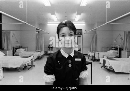 Die AIDS-Station im Middlesex Hospital, die am 19.. Januar eröffnet wird. Schwester Jacqui Elliott (26) mit ihrer neuen Ladung, der Broderip ward. 16.. Dezember 1987. Stockfoto