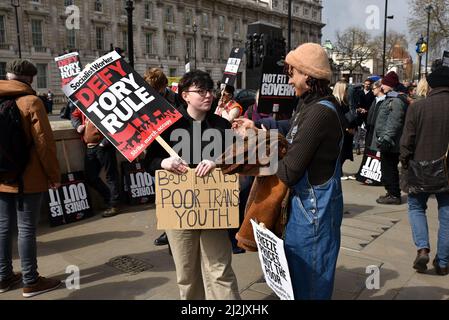 Whitehall, London, Großbritannien. 2.. April 2022. Krisenprotest zu den Lebenshaltungskosten, der gegenüber der Downing Street abgehalten wurde. Kredit: Matthew Chattle/Alamy Live Nachrichten Stockfoto