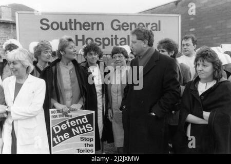 Die Nachwahl 1988 in Glasgow Govan fand am 10.. November 1988 statt, nachdem Bruce Millan nach seiner Ernennung zum EU-Kommissar als Abgeordneter für den Wahlkreis zurückgetreten war. Das Ergebnis wurde für die Labour Party als peinlich angesehen, da der ehemalige Labour-Abgeordnete Jim Sillars mit einer Mehrheit von 3.554 Stimmen und einem großen Umschwung von Labour zur SNP den Sitz der Scottish National Party gewann. Unser Bild Zeigt ... Der neue SNP-Abgeordnete Jim Sillars, frisch von seinem Sieg bei den Nachwahlen in Govan, trifft sich mit Krankenschwestern außerhalb des Southern General Hospital, die Krankenschwestern fordern ein „All-o“ Stockfoto