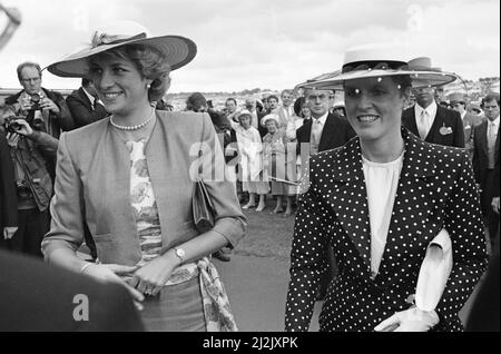 Ihre Königliche Hoheit Prinzessin Diana, die Prinzessin von Wales, (links) und Ihre Königliche Hoheit, die Herzogin von York, Sarah Ferguson, genießen den Tag im Epsom Derby, Epsom, Surrey, England. Bild aufgenommen am 3.. Juni 1987 Stockfoto