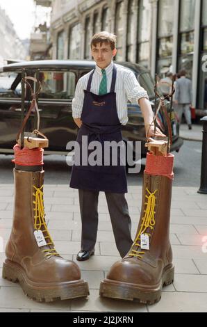 Sothebys Auktion von Elton John-Artikeln. Eltons berühmte Doc Martin Stiefel, die er trug, als er den Pinball Wizard in der Rockoper Tommy spielte. 6.. September 1988. Stockfoto