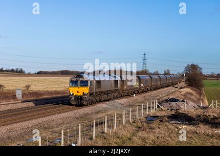 GB Railfreight Lok der Baureihe 66 66738 fährt mit einem kohlebeförderten, fröhlichen Rundgüterzug an Burton Salmon vorbei Stockfoto