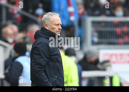 Freiburg Im Breisgau, Deutschland. 02. April 2022. Fußball: Bundesliga, SC Freiburg - Bayern München, Matchday 28 im Europa-Park Stadion. Freiburger Trainer Christian Streich am Rande. Kredit: Silas Stein/dpa - WICHTIGER HINWEIS: Gemäß den Anforderungen der DFL Deutsche Fußball Liga und des DFB Deutscher Fußball-Bund ist es untersagt, im Stadion und/oder vom Spiel aufgenommene Fotos in Form von Sequenzbildern und/oder videoähnlichen Fotoserien zu verwenden oder zu verwenden./dpa/Alamy Live News Stockfoto