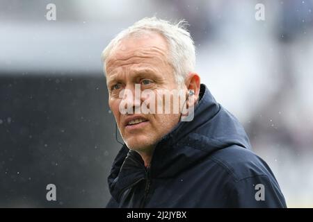 Freiburg Im Breisgau, Deutschland. 02. April 2022. Fußball: Bundesliga, SC Freiburg - Bayern München, Matchday 28 im Europa-Park Stadion. Freiburgs Trainer Christian Streich bei einem Interview vor dem Start des Spiels. Kredit: Silas Stein/dpa - WICHTIGER HINWEIS: Gemäß den Anforderungen der DFL Deutsche Fußball Liga und des DFB Deutscher Fußball-Bund ist es untersagt, im Stadion und/oder vom Spiel aufgenommene Fotos in Form von Sequenzbildern und/oder videoähnlichen Fotoserien zu verwenden oder zu verwenden./dpa/Alamy Live News Stockfoto